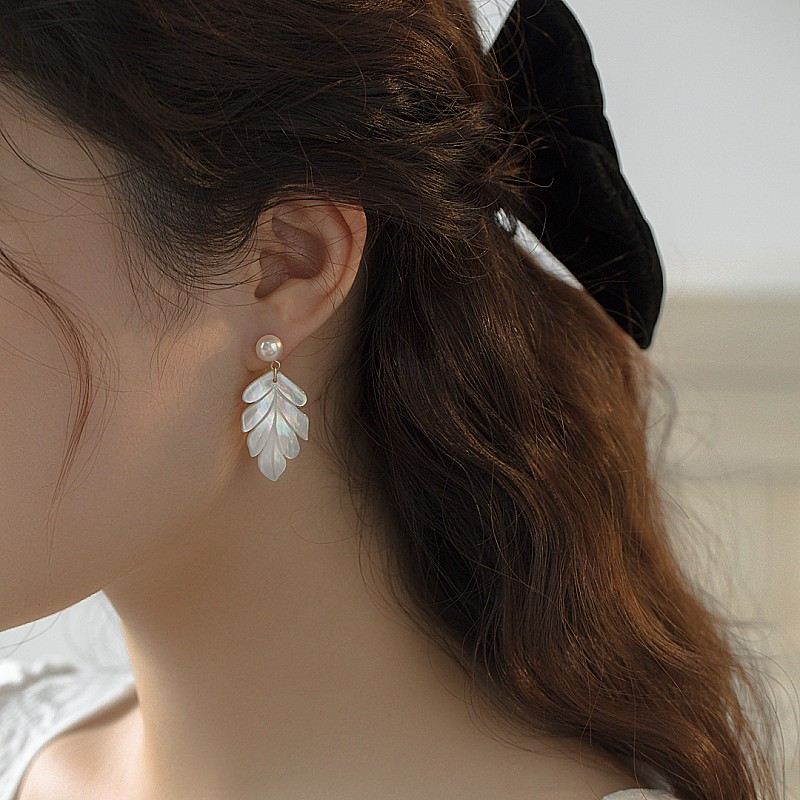 Pendientes colgantes de nácar con clip y pasador, diseño de hoja, pendientes de perlas con pasador de plata