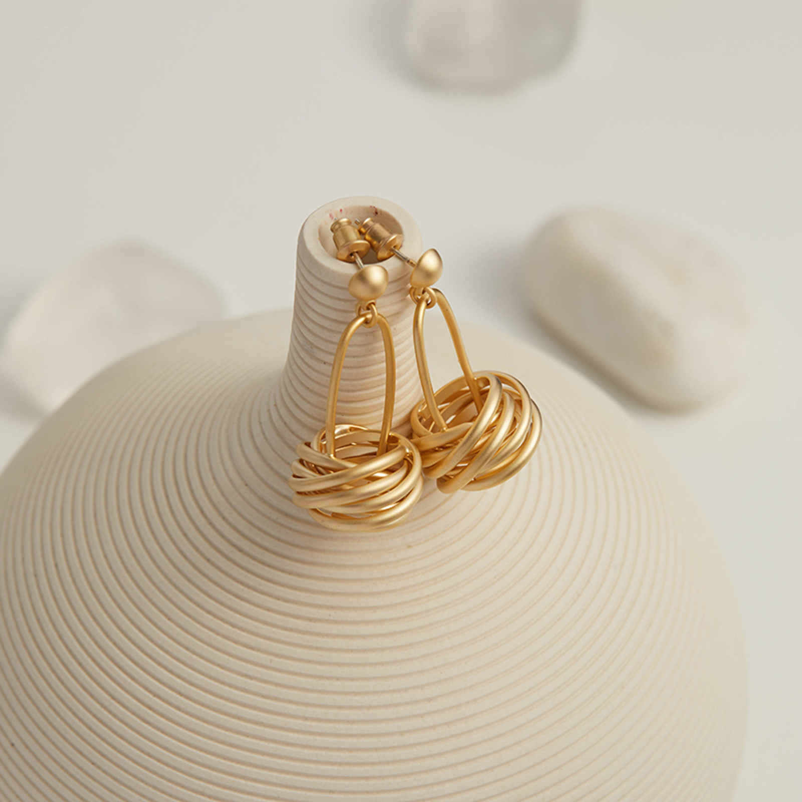 Boucles d'oreilles pendantes en or mat conçues Boucles d'oreilles en fil d'or torsadé avec broche en argent