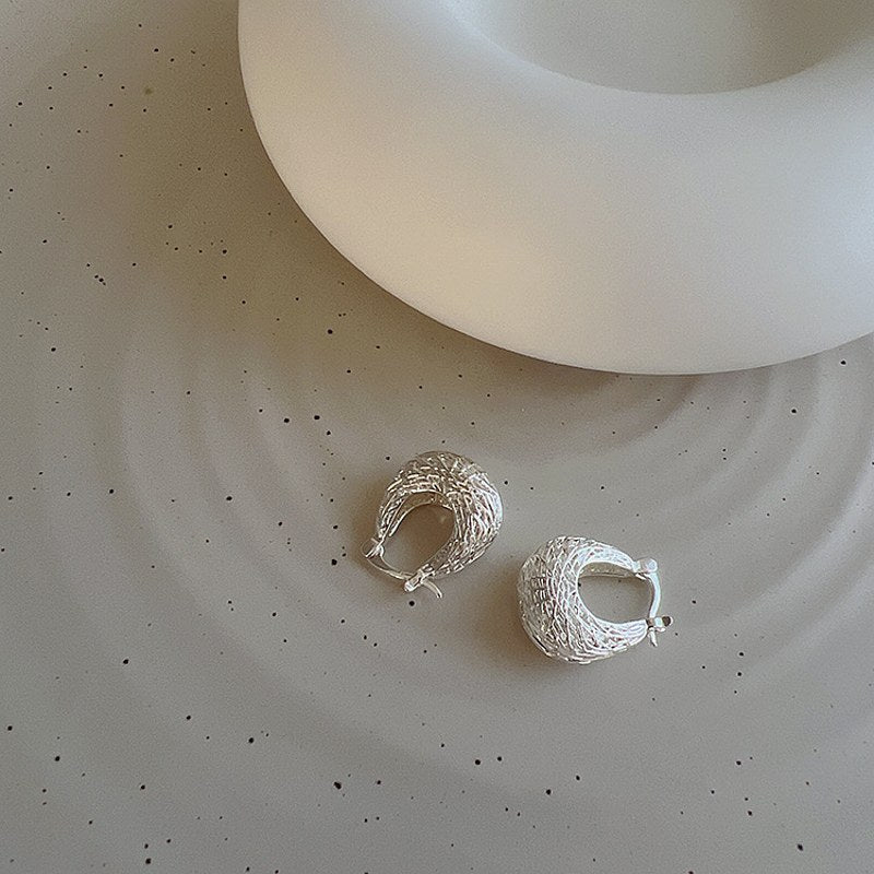 Pendientes de aro gruesos tallados huecos de plata con aro Huggie de esqueleto