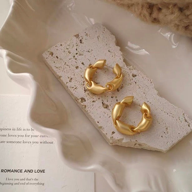 Boucles d'oreilles créoles en or mat, créoles épaisses au design tendance avec épingle en argent