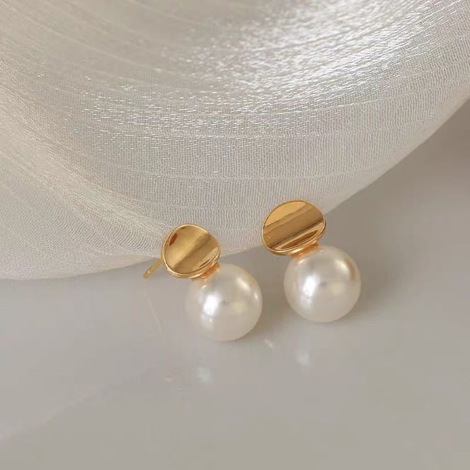 Aretes de perlas redondas geométricas para mujer en pasador plateado de oro de 14 quilates (14 mm)