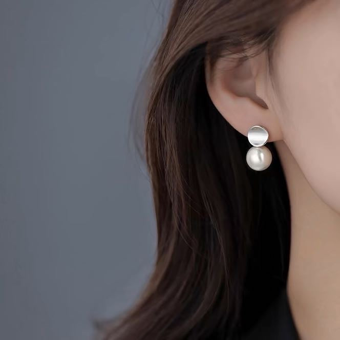 Aretes de perlas redondas geométricas para mujer en pasador plateado de oro de 14 quilates (14 mm)