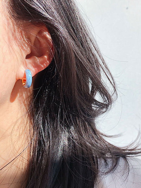 Pendientes de aro de esmalte azul Pendientes de aro anchos pequeños franceses chapados en oro con pasador de plata S925