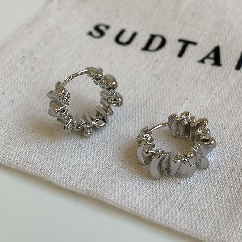 Pendientes de aro pequeños con patrón de pliegues en oro y plata Pendientes de aro con forma de croissant Pin de plata