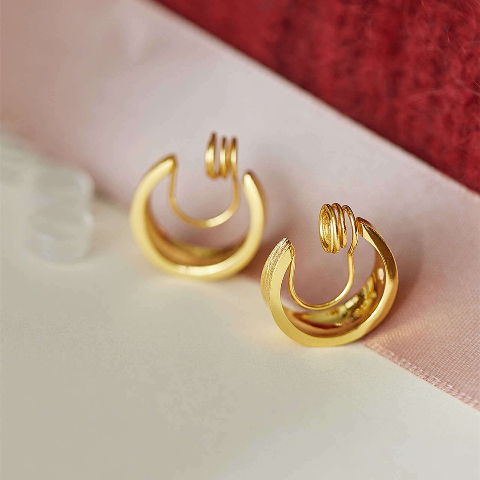 Pendientes de aro diseñados Pendientes de aro pequeños chapados en oro de 18 quilates Clip y pasador de plata S925