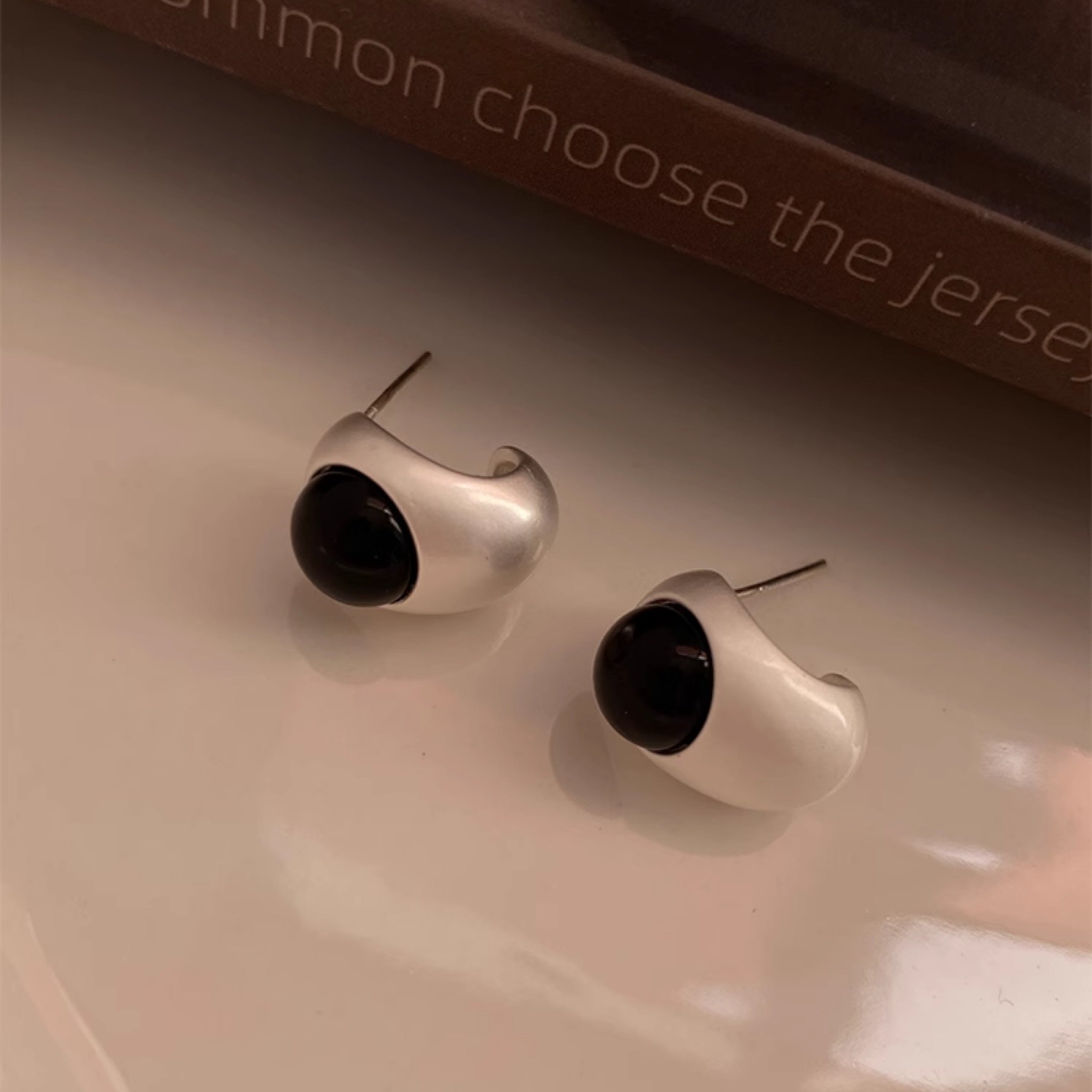 Designed Silver Hoop Earrings Chic Black Agate Silver Ear Hoops for Men and Women