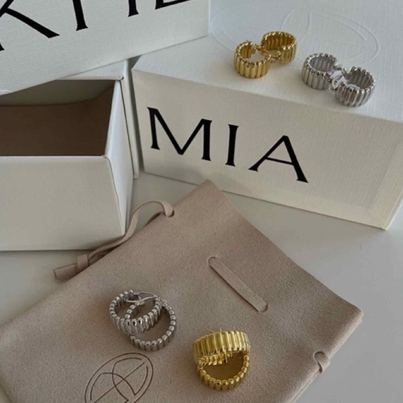 Klobige gedrehte Creolen aus Gold und Silber mit Stiften aus S925er Silber