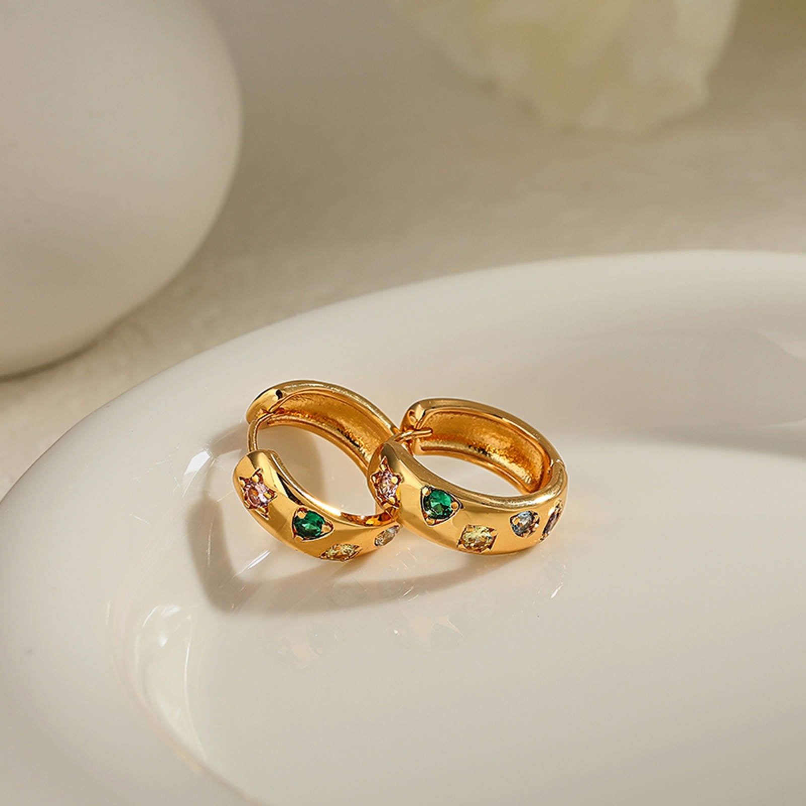 Petites boucles d'oreilles créoles en or Boucles d'oreilles créoles en cristal coloré avec broche plaquée or