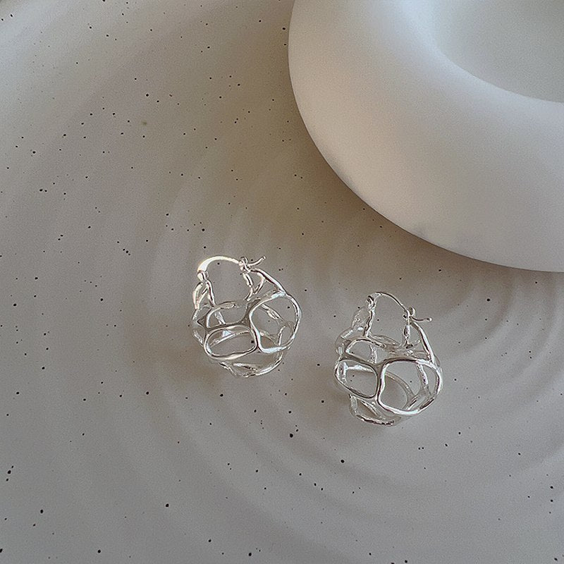 Pendientes de aro gruesos tallados huecos de plata con aro Huggie de esqueleto