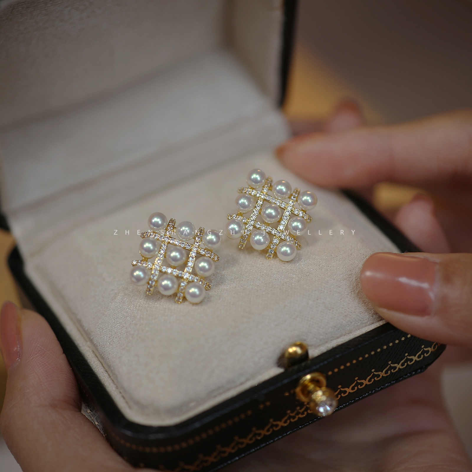 Boucles d'oreilles à tige en perles de style vintage Boucles d'oreilles en perles de diamant conçues pour le Sudoku avec broche en argent