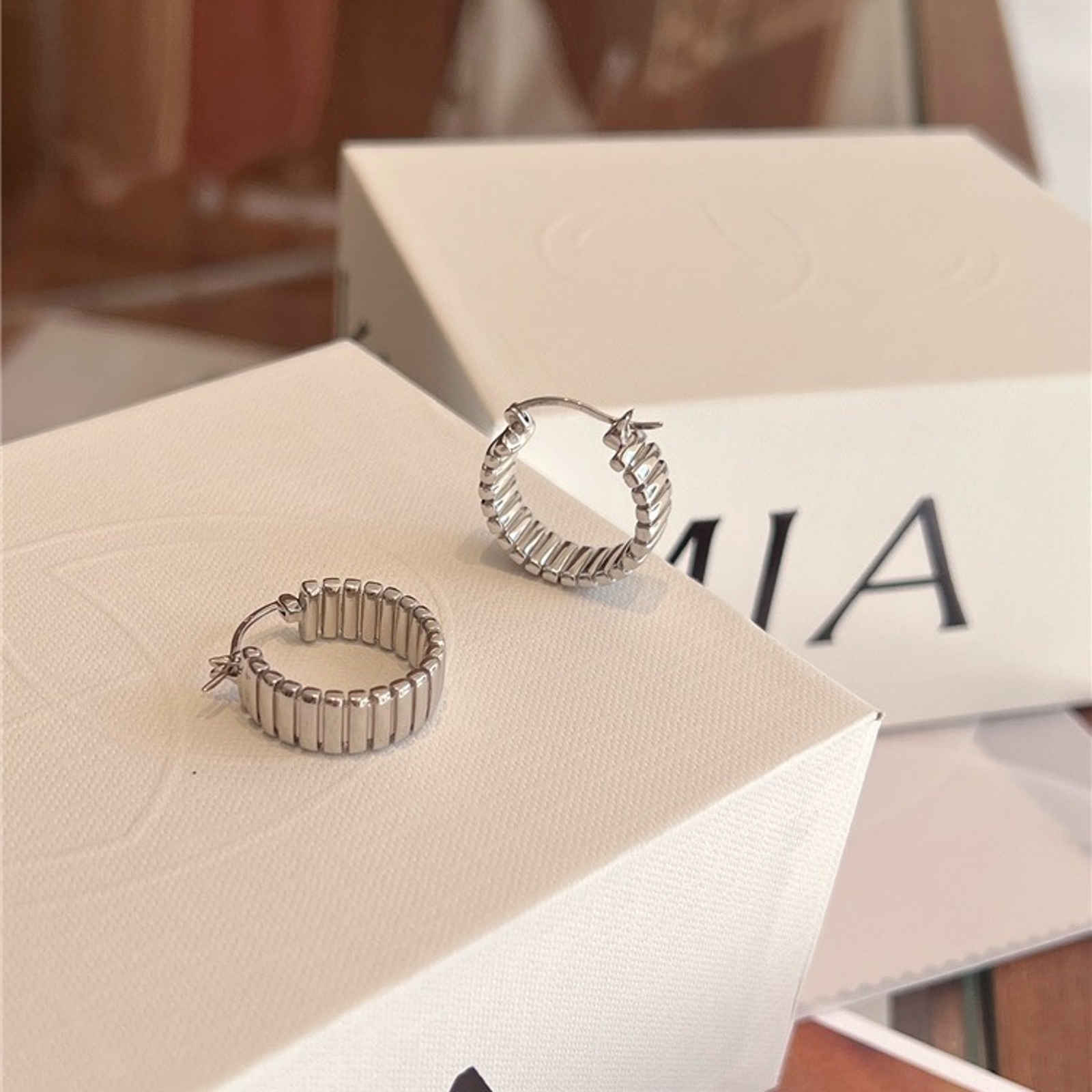 Klobige gedrehte Creolen aus Gold und Silber mit Stiften aus S925er Silber