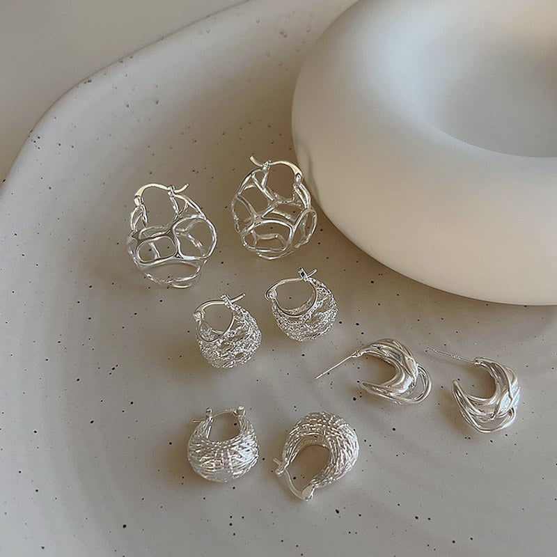 Pendientes de aro gruesos tallados huecos de plata con aro Huggie de esqueleto
