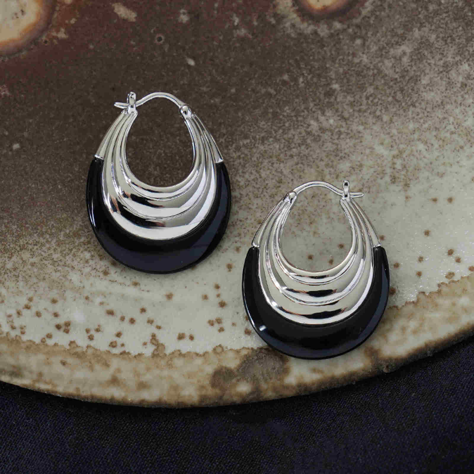 Pendientes de aro de nácar de lujo Pendientes Huggie refinados con pasador de plata S925