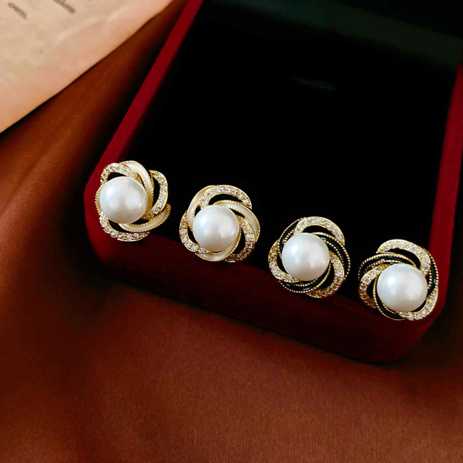 6 colores disponibles: aretes de perlas y piedras, aretes de perlas rodeadas de cristal con pasador de plata