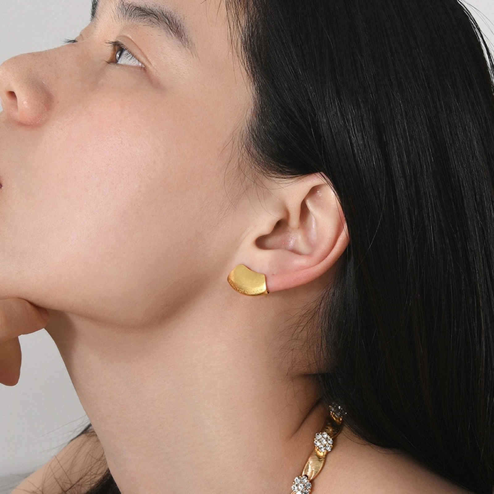 Aretes diseñados en oro y plata con pasador de plata para lóbulos de oreja pequeños