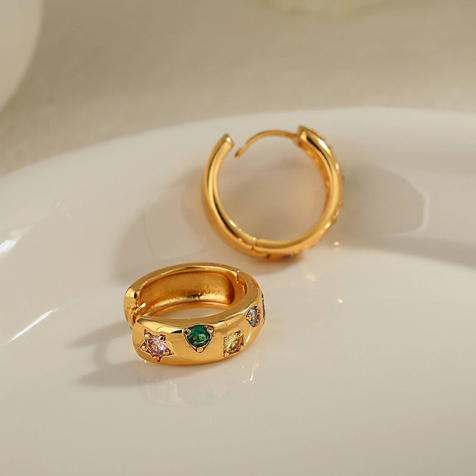 Petites boucles d'oreilles créoles en or Boucles d'oreilles créoles en cristal coloré avec broche plaquée or