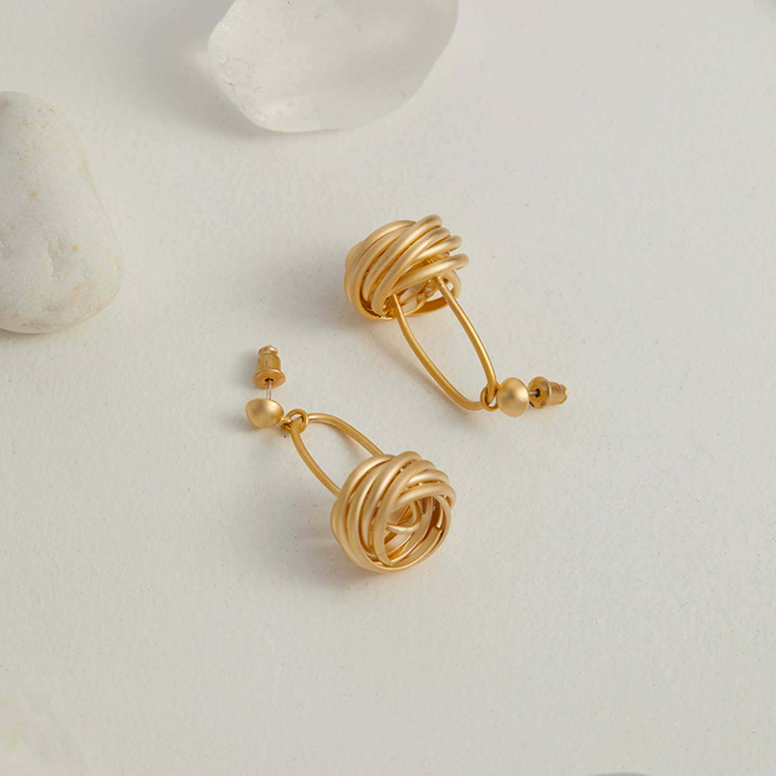 Boucles d'oreilles pendantes en or mat conçues Boucles d'oreilles en fil d'or torsadé avec broche en argent