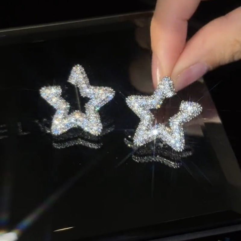 Pendientes llenos de diamantes en forma de estrella Pendientes plateados con forma de estrella brillante