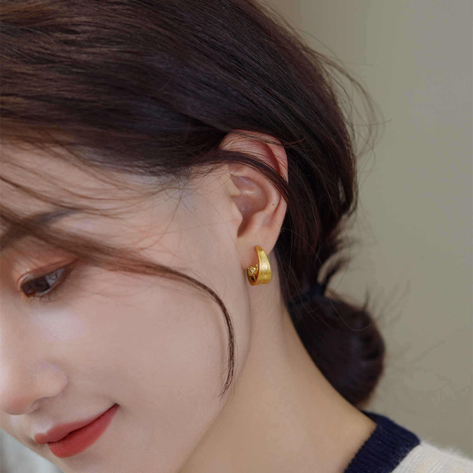 Pendientes de aro diseñados Pendientes de aro pequeños chapados en oro de 18 quilates Clip y pasador de plata S925