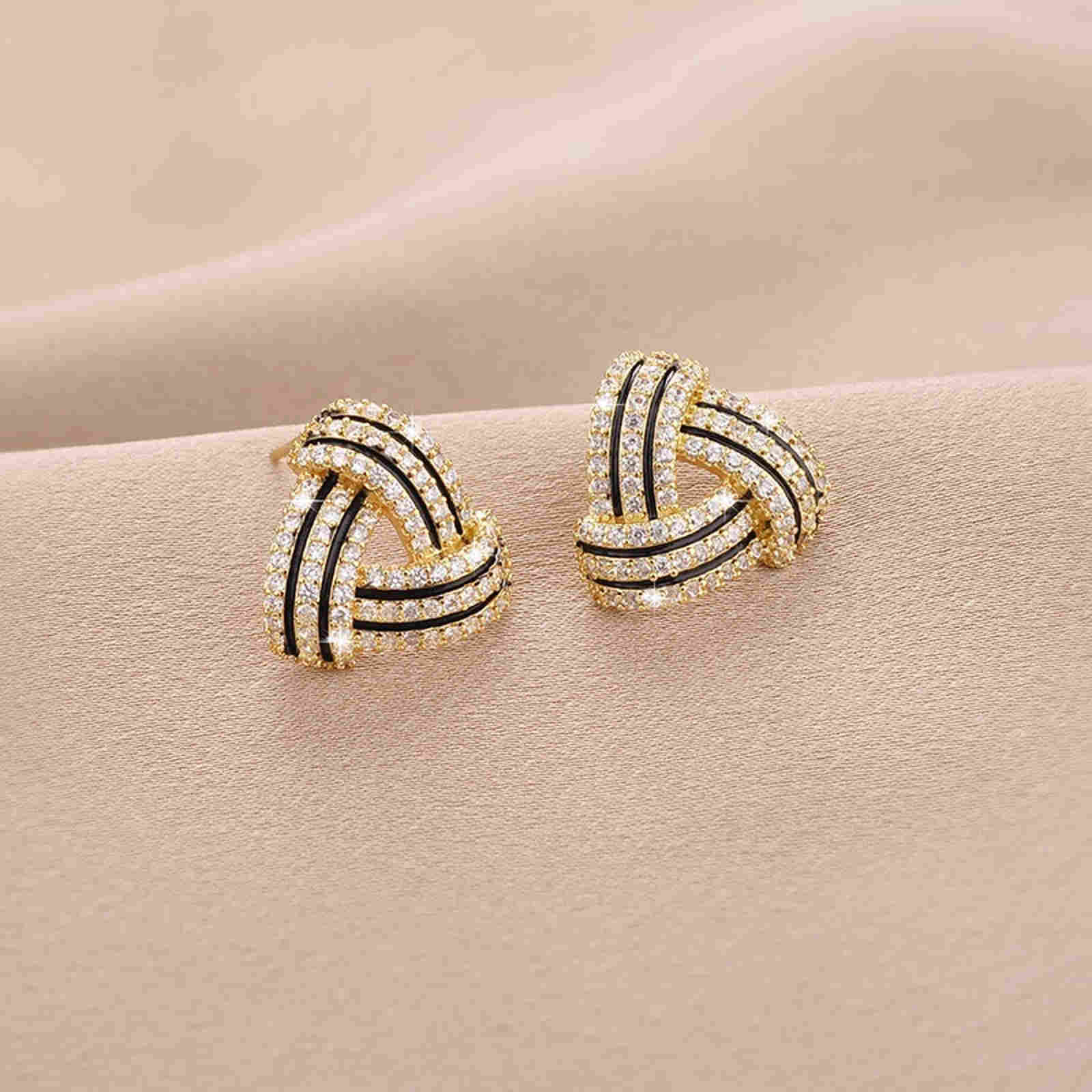 Pendientes triangulares de circonitas con diamantes negros y pasadores de plata S925