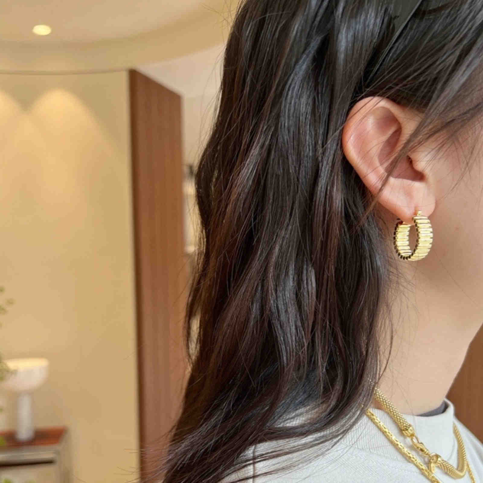 Klobige gedrehte Creolen aus Gold und Silber mit Stiften aus S925er Silber