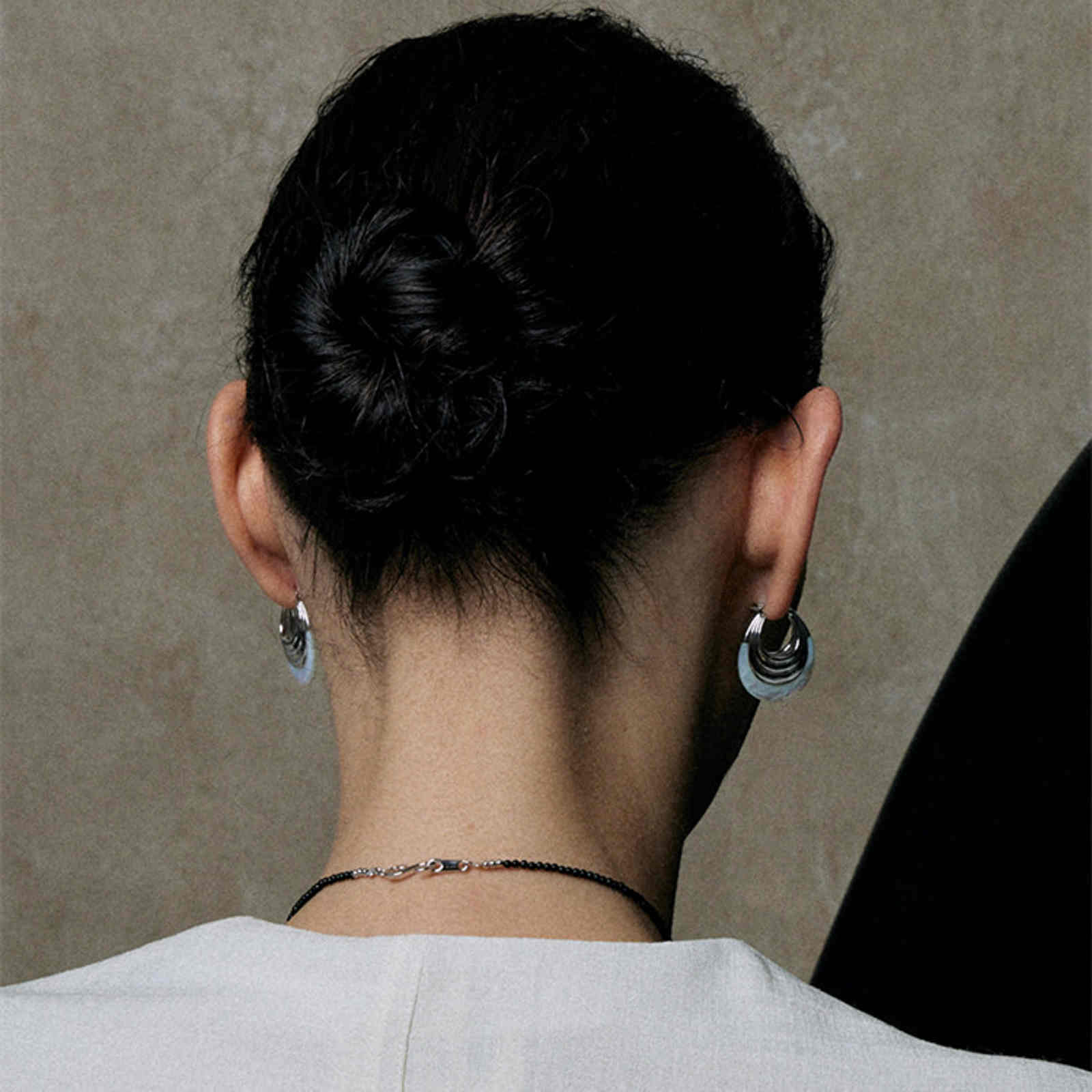 Pendientes de aro de nácar de lujo Pendientes Huggie refinados con pasador de plata S925