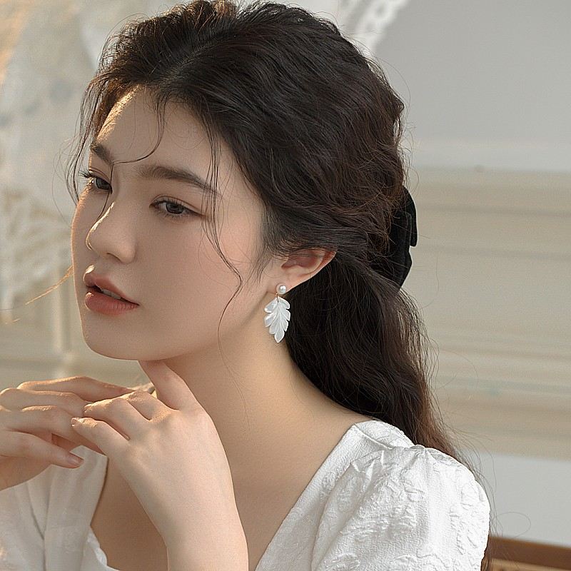 Pendientes colgantes de nácar con clip y pasador, diseño de hoja, pendientes de perlas con pasador de plata