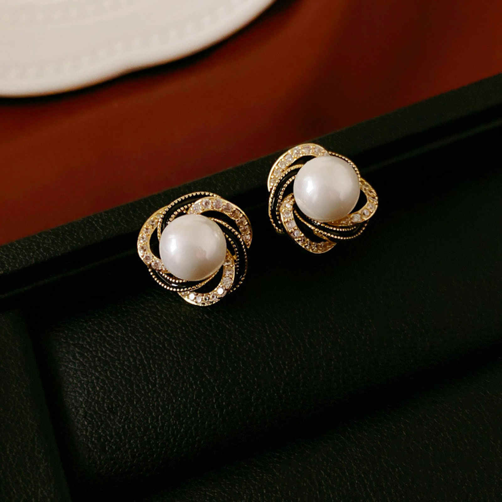 6 colores disponibles: aretes de perlas y piedras, aretes de perlas rodeadas de cristal con pasador de plata