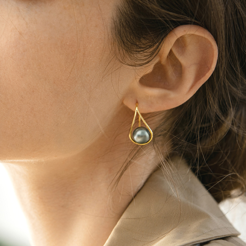 Pendientes colgantes de perlas triangulares | Pendientes de perlas grises | Pendientes de gancho de pastor chapados en oro de 14 quilates