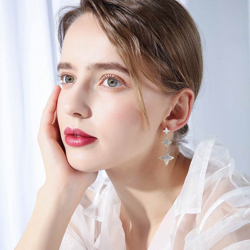 Aretes de nácar en forma de estrellas en oro de 14 quilates y cristal