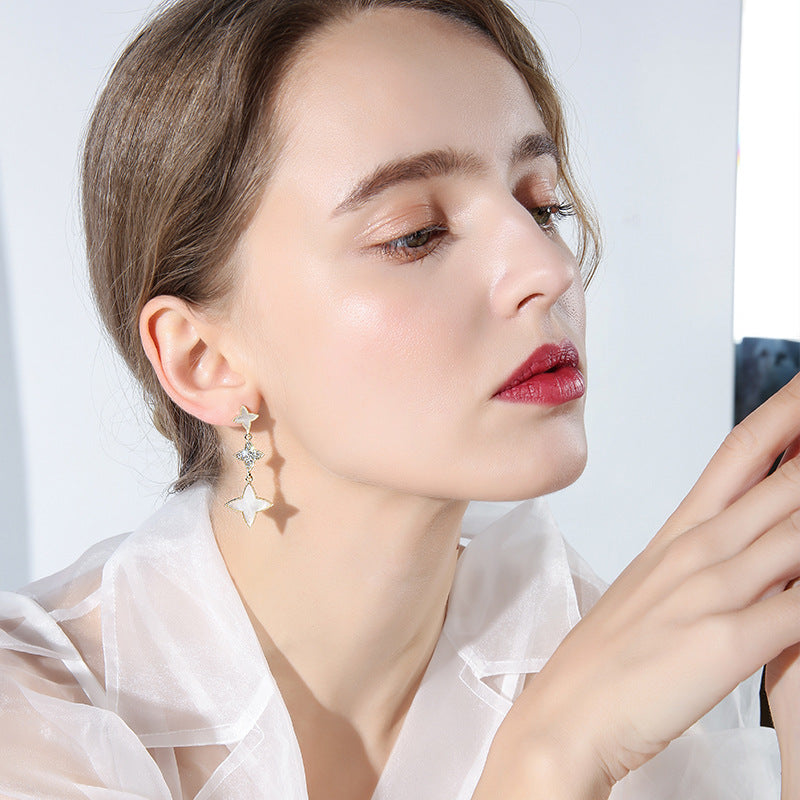 Aretes de nácar en forma de estrellas en oro de 14 quilates y cristal