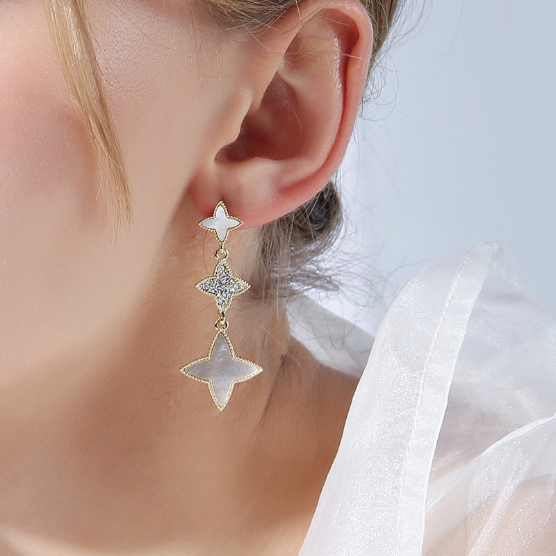 Aretes de nácar en forma de estrellas en oro de 14 quilates y cristal