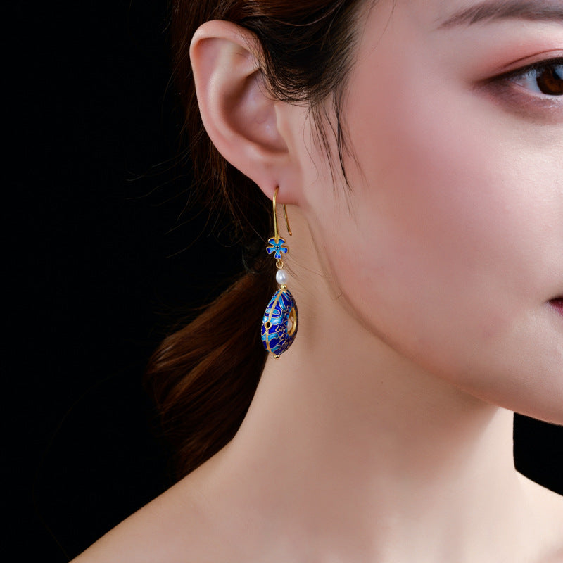 Aretes colgantes estilo cloisonné de perlas cultivadas de agua dulce en oro de 14 quilates sobre plata de ley (4-5 mm)