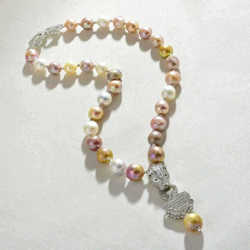 13–14 mm große Halskette mit Barockperlen-Anhänger | Zierliche Leoparden-Halskette mit echten Perlen und Diamanten für Damen