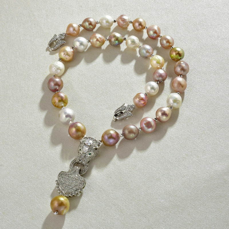 13–14 mm große Halskette mit Barockperlen-Anhänger | Zierliche Leoparden-Halskette mit echten Perlen und Diamanten für Damen