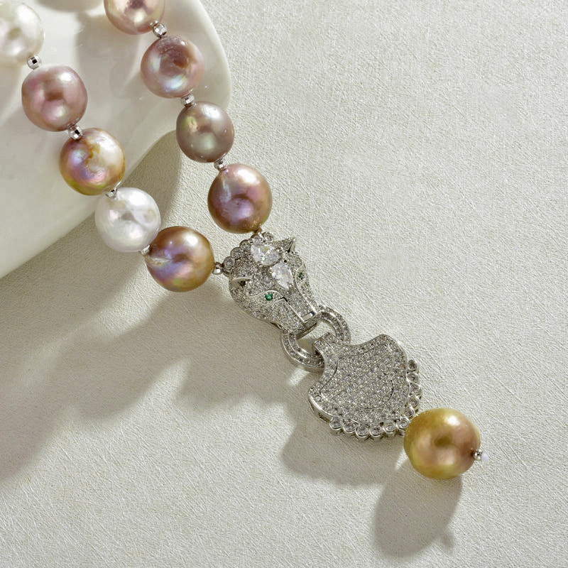 13–14 mm große Halskette mit Barockperlen-Anhänger | Zierliche Leoparden-Halskette mit echten Perlen und Diamanten für Damen