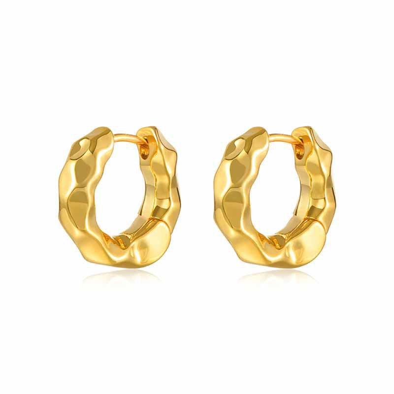 Gewellte Oberfläche Huggie Ohrringe | Kleine Creolen in Gold und Silber