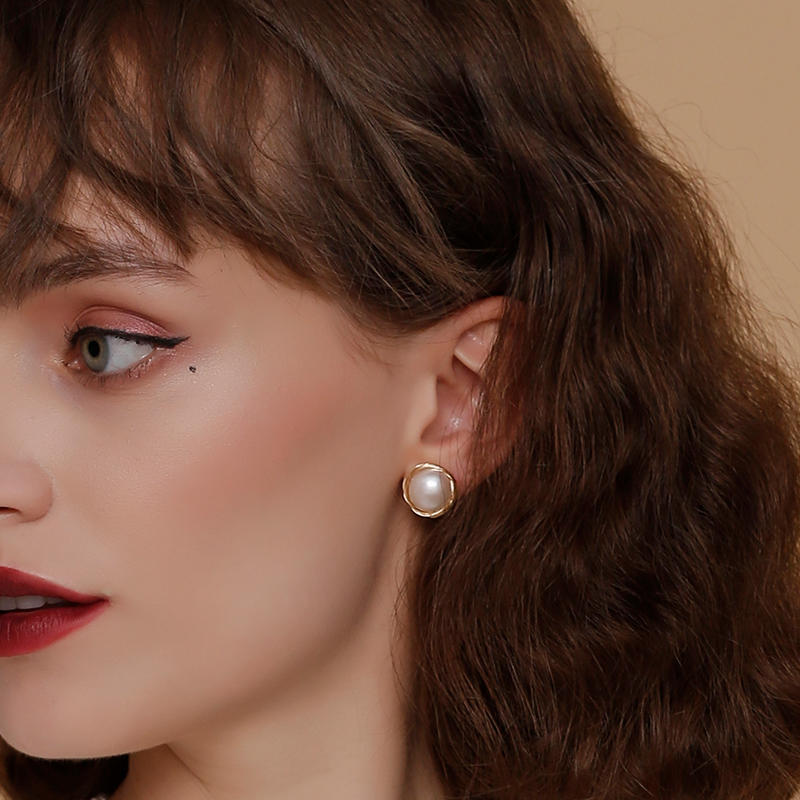 Aretes de perlas cultivadas de agua dulce AAA Perla de oro blanco negro disponible en pasador de plata