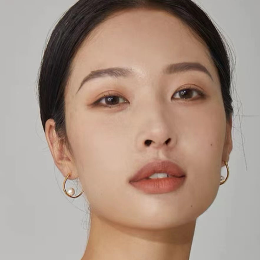 Pendientes de aro Huggie con perlas reales AAA Akoya | Pendientes de aro grandes de oro de 18 quilates para mujer con perlas de agua dulce y pasador de plata 925 debajo