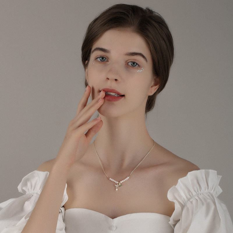Halskette mit Anhänger im Schmetterlingsstil, weiße Süßwasserperle und Diamant, 14 Karat Gold über Sterlingsilberkette