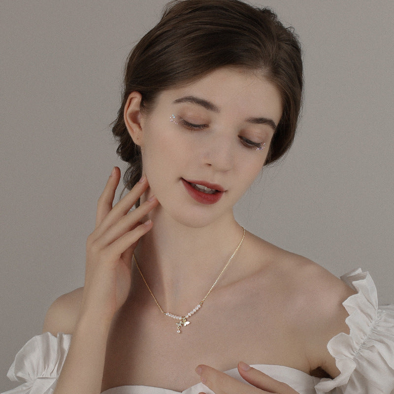 Halskette mit Anhänger im Schmetterlingsstil, weiße Süßwasserperle und Diamant, 14 Karat Gold über Sterlingsilberkette