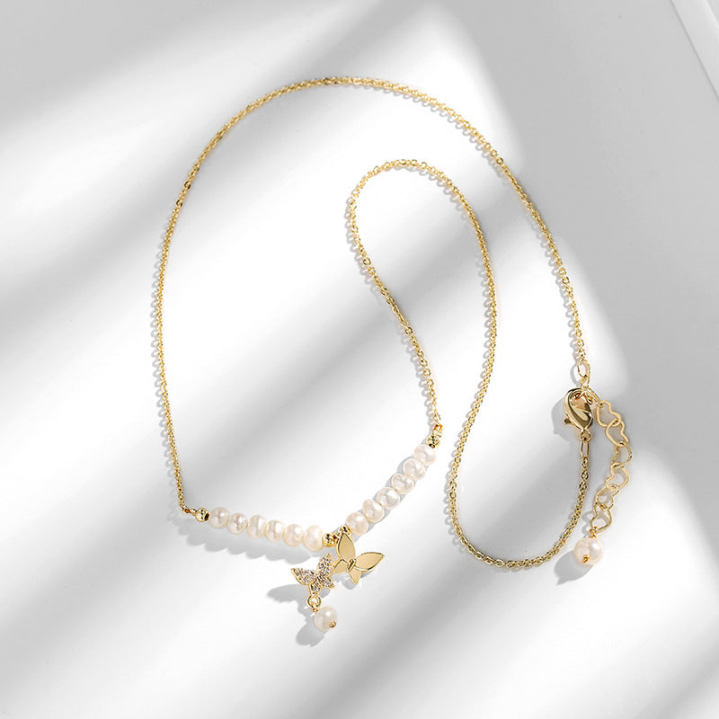 Halskette mit Anhänger im Schmetterlingsstil, weiße Süßwasserperle und Diamant, 14 Karat Gold über Sterlingsilberkette