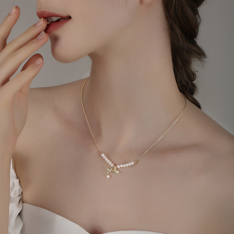 Halskette mit Anhänger im Schmetterlingsstil, weiße Süßwasserperle und Diamant, 14 Karat Gold über Sterlingsilberkette