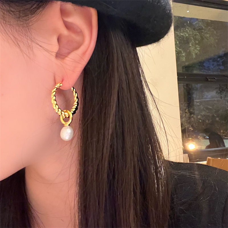 Pendientes de aro giratorios de oro | Pendientes colgantes de perlas reales | Aretes de aro retorcidos con gota de perla blanca (6-7 mm)