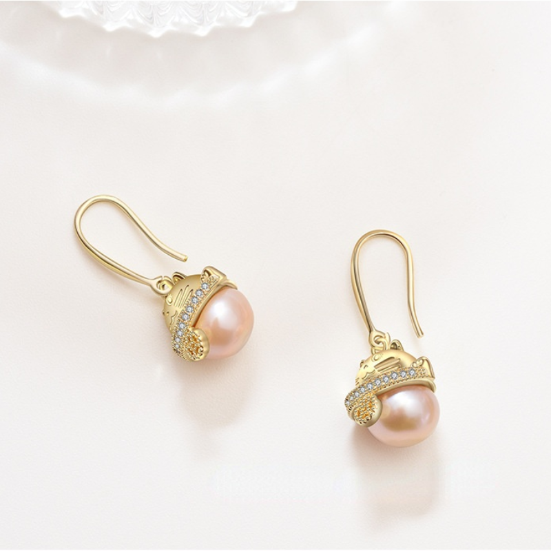 Aretes colgantes de perlas cultivadas de agua dulce con tema de gato de la fortuna en oro de 14 k sobre plata de ley