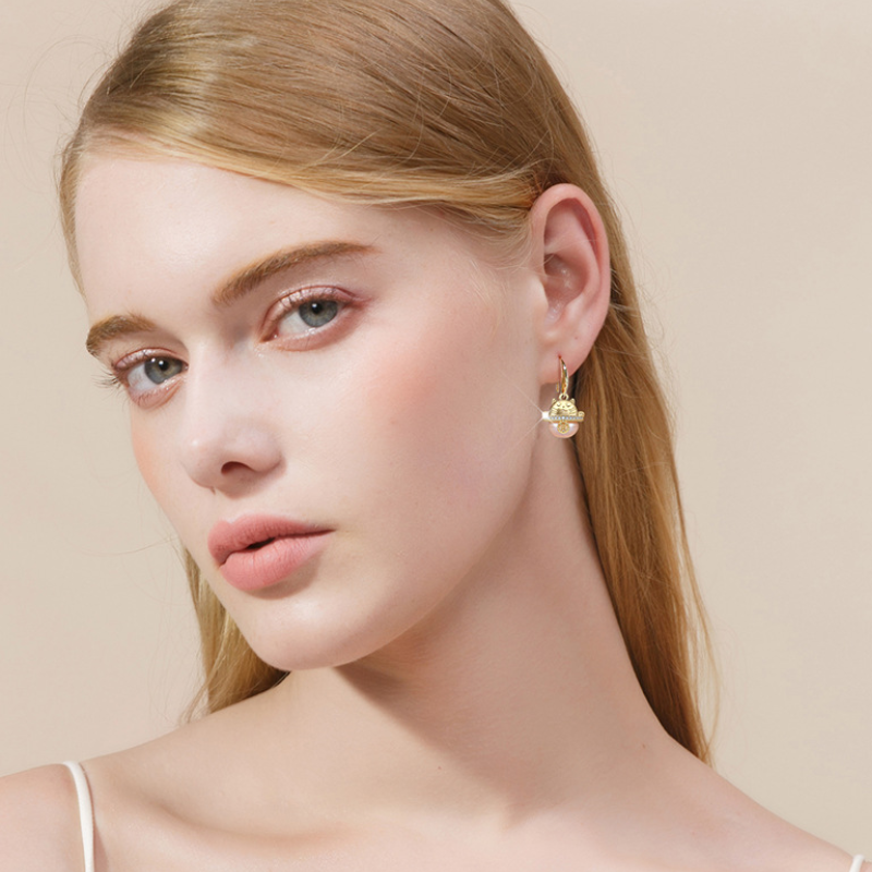 Aretes colgantes de perlas cultivadas de agua dulce con tema de gato de la fortuna en oro de 14 k sobre plata de ley