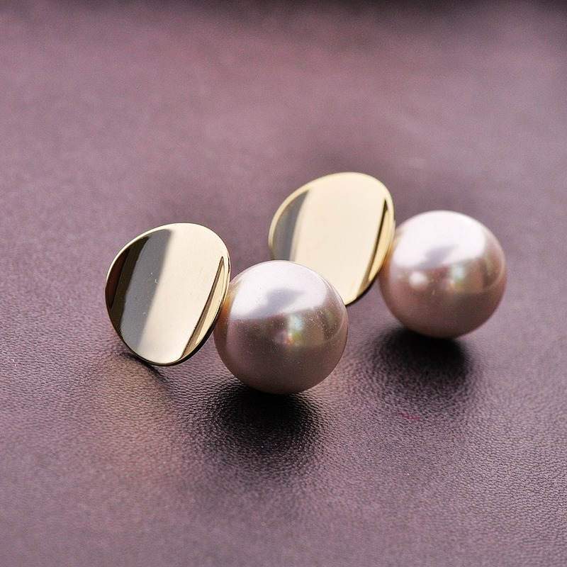 Aretes de perlas redondas geométricas para mujer en pasador plateado de oro de 14 quilates (14 mm)