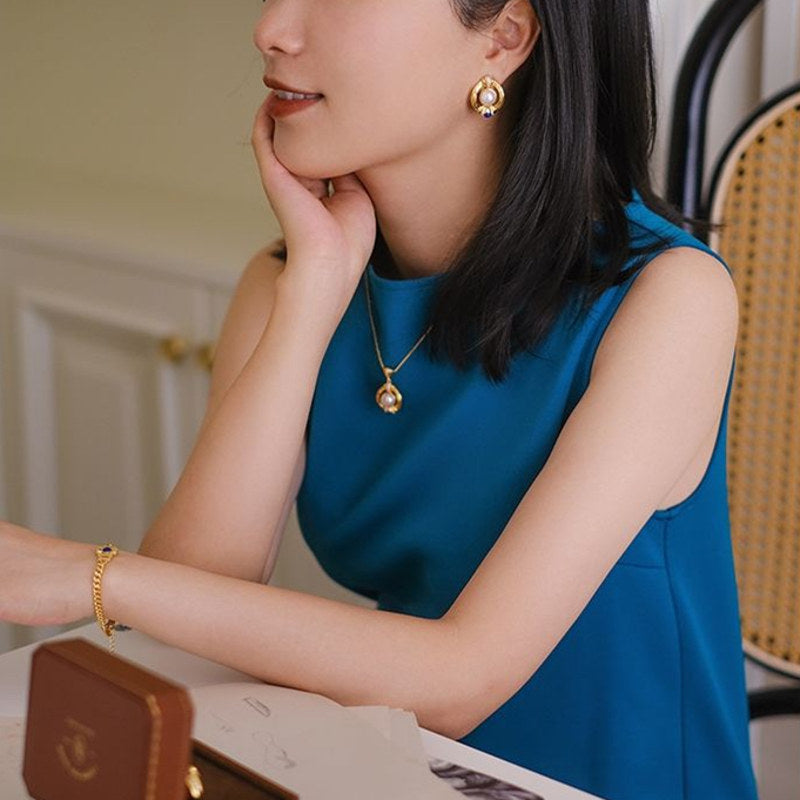 Anhänger mit Süßwasserperlen im mittelalterlichen Stil und goldenes Armband | Halskette mit goldenem Perlenanhänger | Armband aus Gold und Diamanten