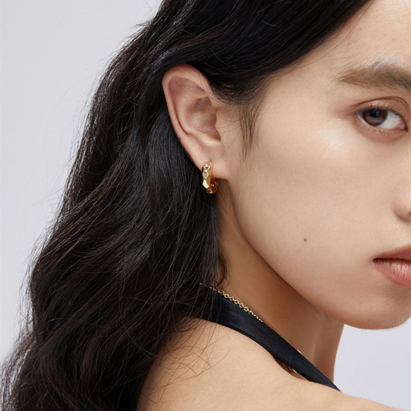 Gewellte Oberfläche Huggie Ohrringe | Kleine Creolen in Gold und Silber