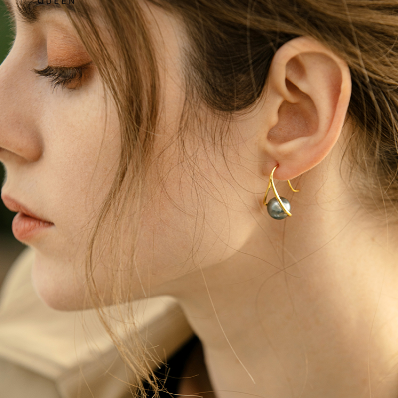 Pendientes colgantes de perlas triangulares | Pendientes de perlas grises | Pendientes de gancho de pastor chapados en oro de 14 quilates